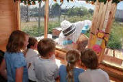 Asbeachschoolpupilsvisitabeecentre.jpg Asbeachschoolpupilsvisitabeecentre.jpg