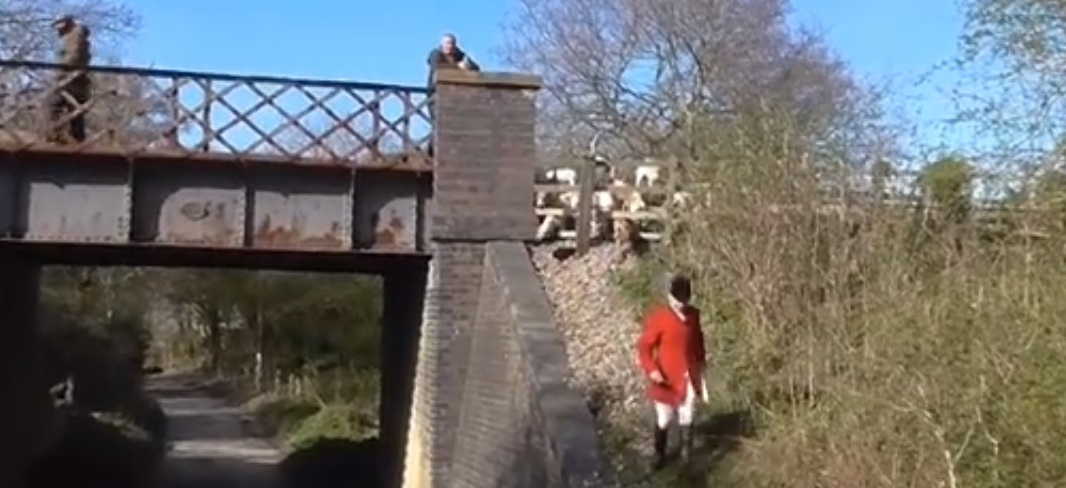 CotswoldFHHuntsmanleavingRailway25-3-19.jpg