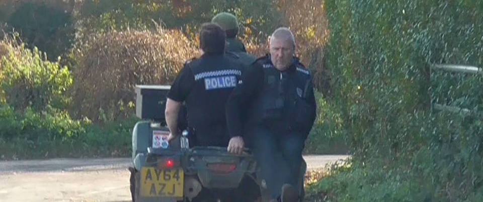 DunstonHarriersNorfolkpoliceofficershitchingliftonHuntquad18-11-17.jpg DunstonHarriersNorfolkpoliceofficershitchingliftonHuntquad18-11-17.jpg