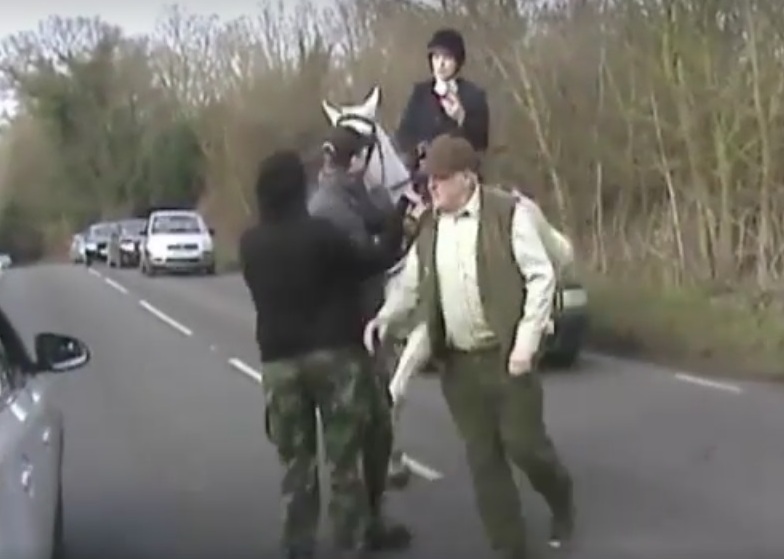EssexSuffolkFHRiderdrivessabsbackacrossbusyroadwithhorse18-2-17.jpg EssexSuffolkFHRiderdrivessabsbackacrossbusyroadwithhorse18-2-17.jpg