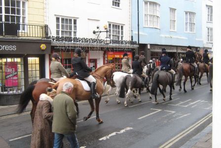 SouthdownandEridgeparadethroughLewesBoxingDay2010.jpg